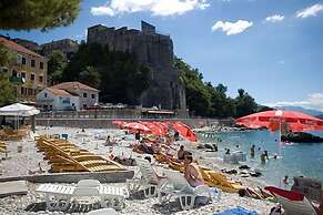 Nautica Apartments