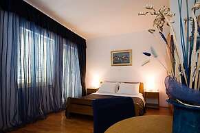 Nautica Apartments