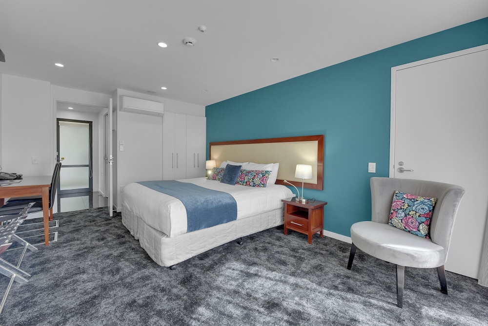 DeLorenzo's Studio Apartments