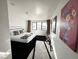 DeLorenzo's Studio Apartments