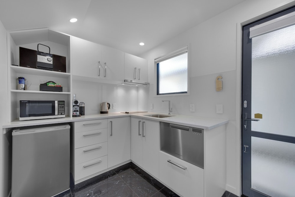 DeLorenzo's Studio Apartments