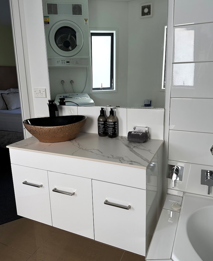 DeLorenzo's Studio Apartments