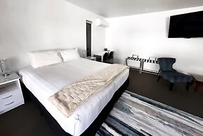 DeLorenzo's Studio Apartments