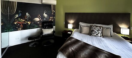 DeLorenzo's Studio Apartments