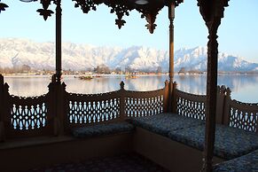 Wangnoo Houseboats