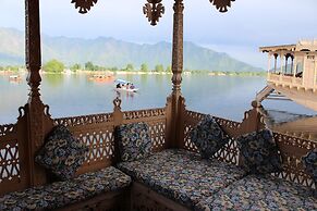 Wangnoo Houseboats