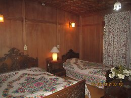 Wangnoo Houseboats