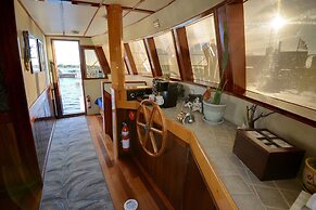 Making Waves Boatel