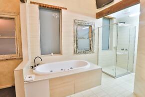 Indulge Apartments - Eighth Street