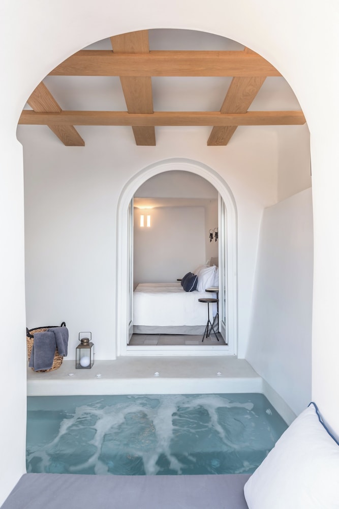 Porto Fira Suites