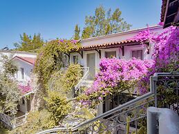 Moonshine Hotel & Suites