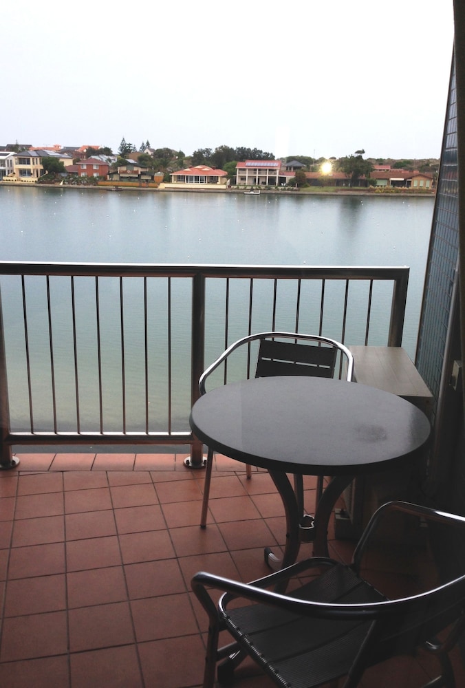 Lakes Hotel