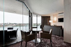 Lakes Hotel