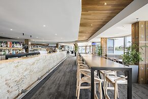 Lakes Hotel