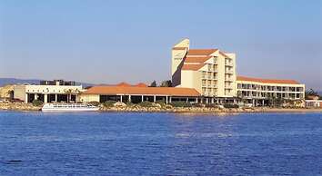 Lakes Hotel