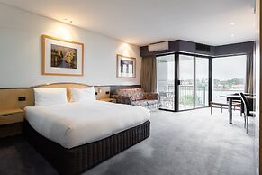 Lakes Hotel