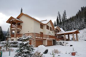 Pinnacle Lodge