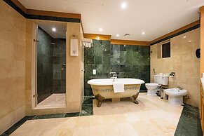 Luxe Avenue Hotel