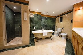 Luxe Avenue Hotel