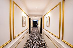 Luxe Avenue Hotel