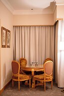 Luxe Avenue Hotel