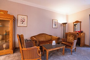 Luxe Avenue Hotel