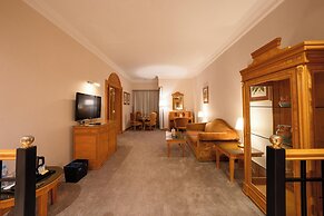 Luxe Avenue Hotel