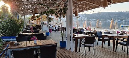 Manuela Hotel