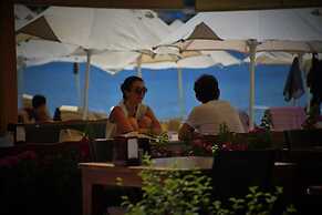Manuela Hotel