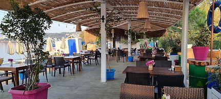 Manuela Hotel