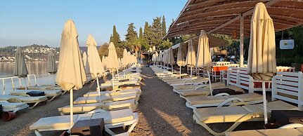 Manuela Hotel