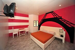 Hollywood Drive-In Hotel