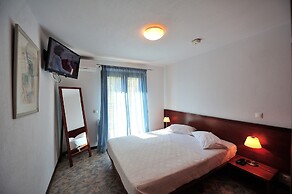 Eye Q Resort