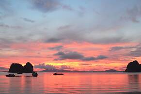 Koh Ngai Cliff Beach Resort