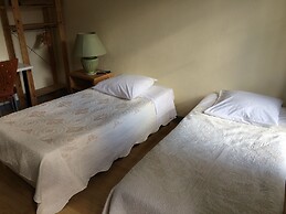 Au Royal Mad Hotel