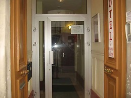 Au Royal Mad Hotel