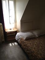 Au Royal Mad Hotel