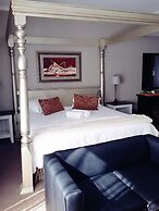 Bains Lodge