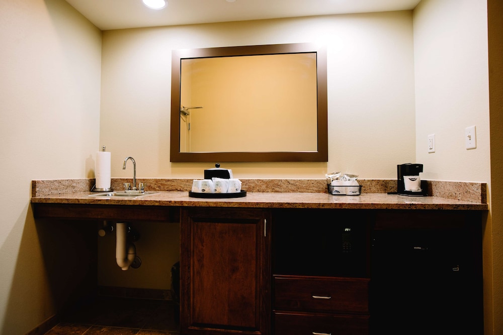 Hampton Inn & Suites Minot Airport
