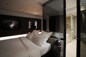 11 Mirrors Design Hotel