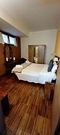 Aurelia Garden Gold Bed & Breakfast
