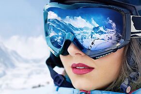 Mountain Side Hotel Whistler by Executive