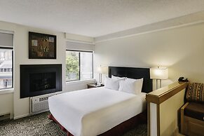 Mountain Side Hotel Whistler by Executive