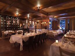 Mountain Side Hotel Whistler by Executive