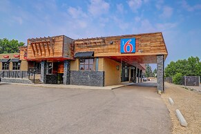 Motel 6 Brooks, AB