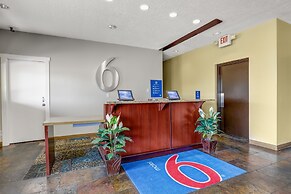 Motel 6 Brooks, AB