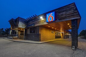 Motel 6 Brooks, AB