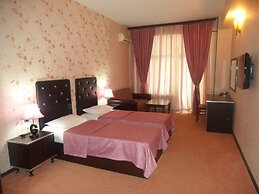 Avand Hotel