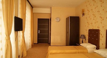 Avand Hotel