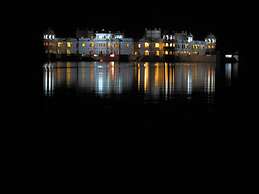 juSTa Lake Nahargarh Palace